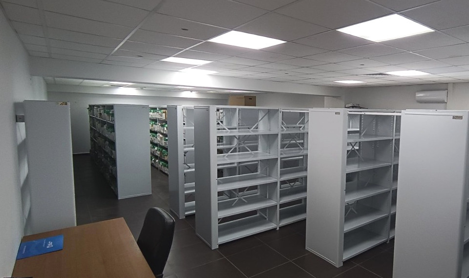 Стационарные стеллажи в архиве площадью 100 м²