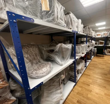 Металлические стеллажи для хранения мебели в музее