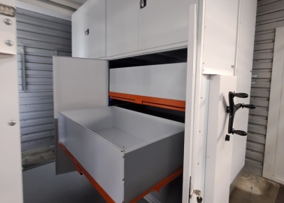 Стеллаж с дверями и выдвижными ящиками