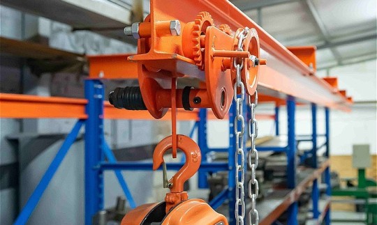 Стеллажи со встроенной передвижной талью (механическая и электрическая)