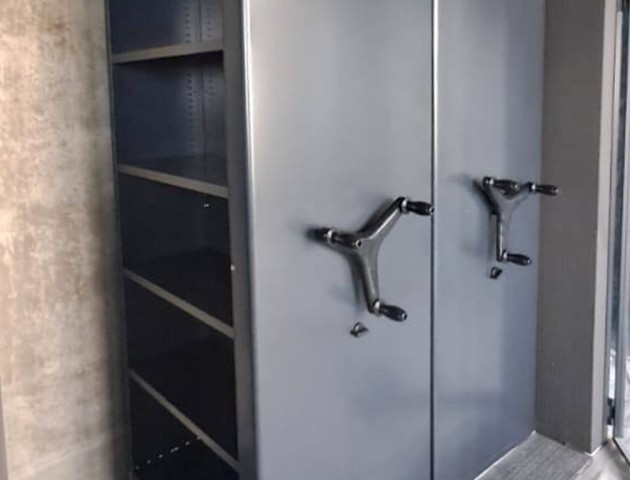 Передвижные стеллажи с цветными дизайн панелями