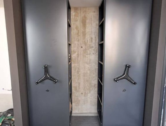 Черные металлические стеллажи