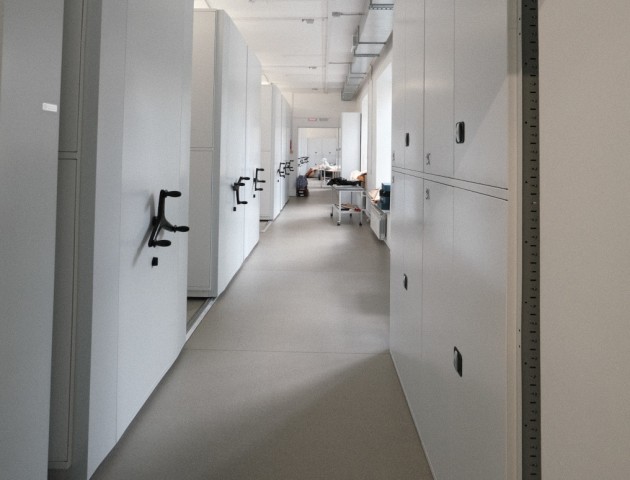 Мобильные стеллажи с дверями