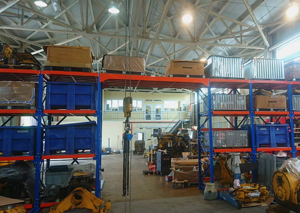 стеллажи с выкатными платформами в цеху с тельфером